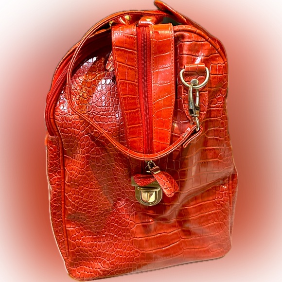 VTG BATH& BODY WORKS SPECIAL EDITION RED CROC EMBOSSED FAUX LEATHER CARRY ON BAG - Picture 3 of 11